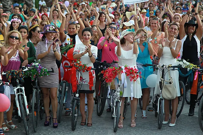 Fancy Women Bike Ride: con elegancia