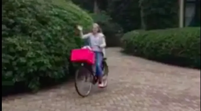 El vídeo de la princesa Amalia de Holanda en bicicleta, un éxito
