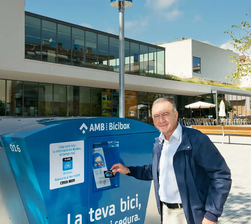 AMB: Antoni Poveda, junto a una estación de Bicibox.