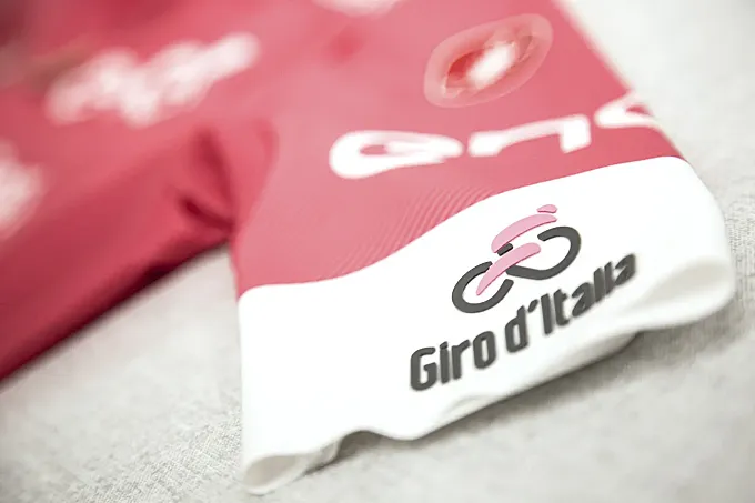 Castelli vuelve a crear la legendaria ‘maglia rosa’ del Giro de Italia
