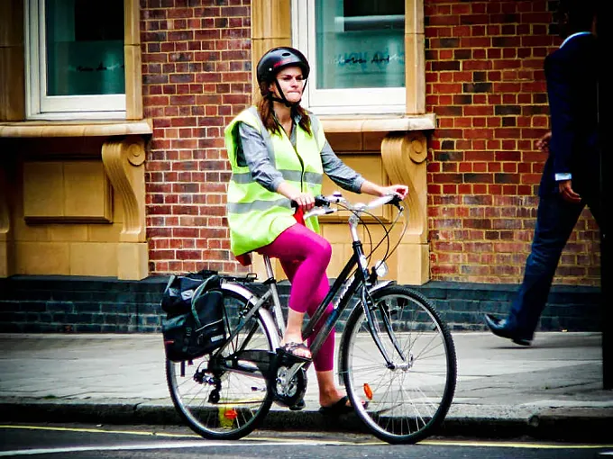 Los ciclistas no se saltan las normas para llegar antes, sino para estar más seguros