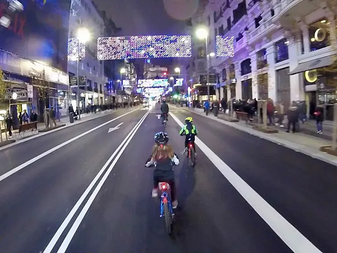 Madrid se llena este sábado de luces y bicicletas en la Lucicleta