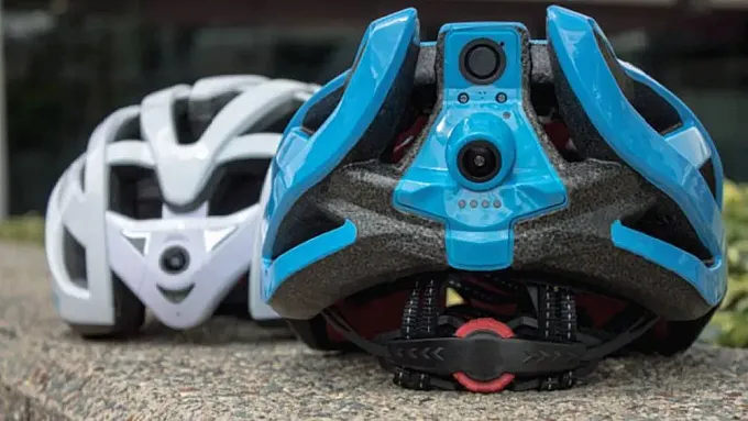 Edge: el casco que convierte tu teléfono móvil en un retrovisor para bicicletas