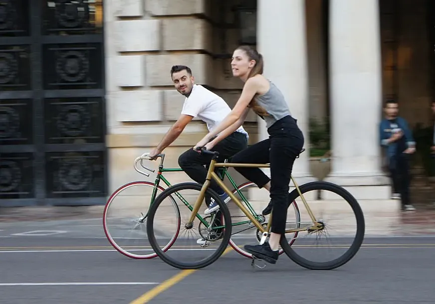 Ciclistas circulando por la plaza del Ayuntamiento de Valencia, cerrada al tráfico los domingos (Foto: Fernando Mafé).