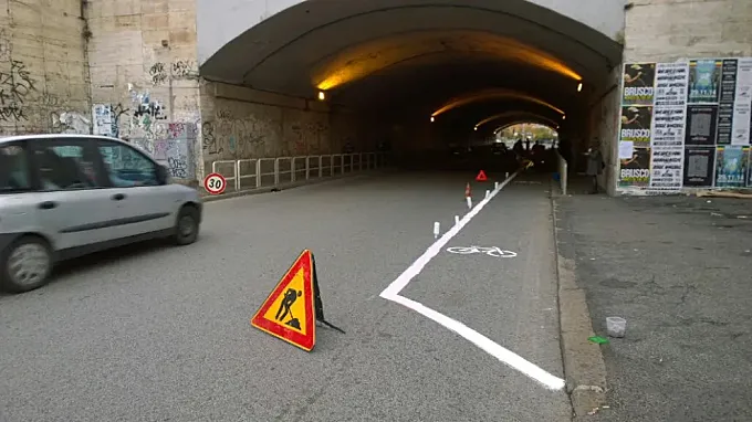 A falta de carril bici, los ciclistas de Roma deciden pintarlo