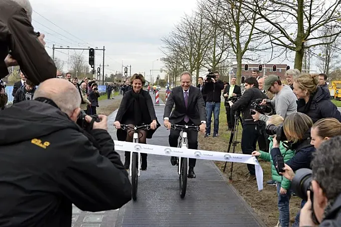 Los paneles solares del carril bici holandés generan más energía de la prevista