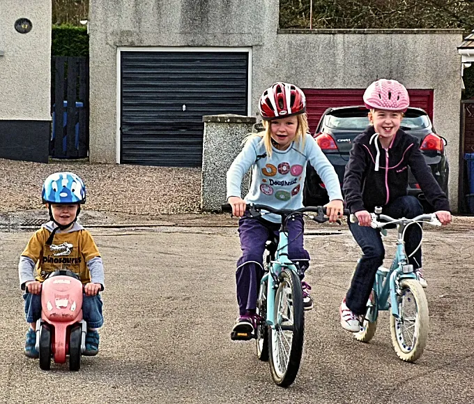 Los niños que van en bici o caminando al cole aprenden mejor
