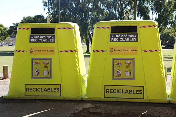 Buenos Aires: los contenedores de basura toman las calles