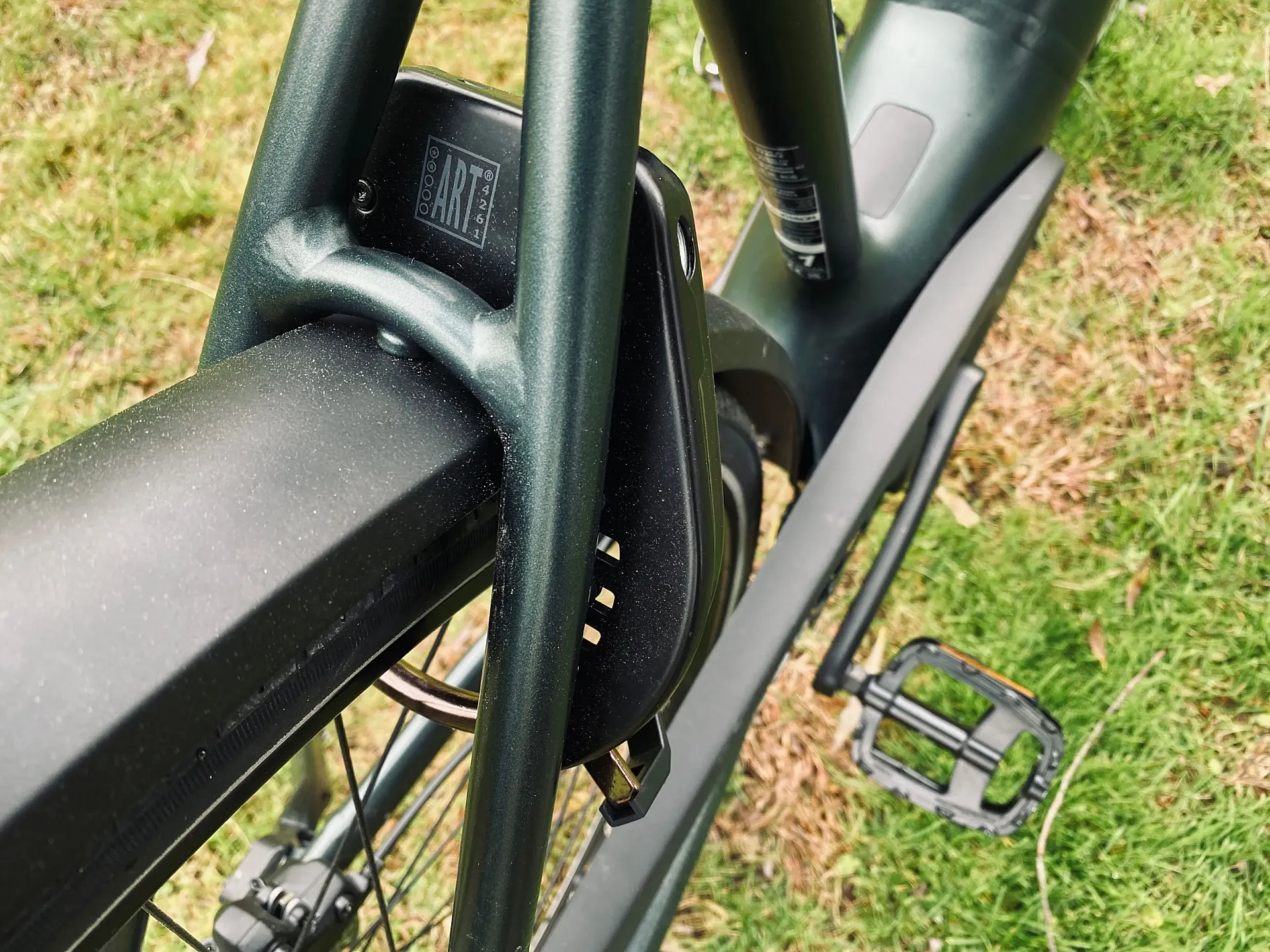 La rueda trasera puede bloquearse con un candado de cepo que evita "perder" la bici en un despiste.
