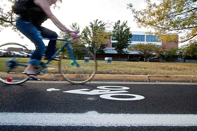 ¿Son algunos carriles bici más peligrosos que la ausencia de infraestructura ciclista?