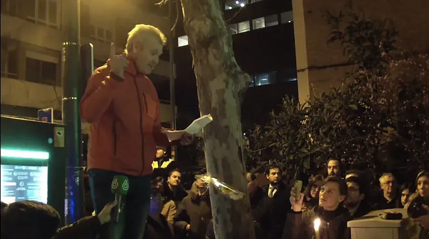 Deteibols, leyendo el comunicado frente a la estación de BiciMAD donde fue atropellado mortalmente Javier Vela.