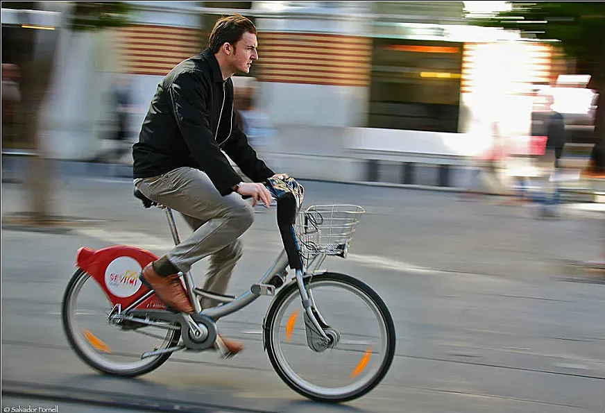 Ciclista en Sevilla (foto: Salvador Fornell)