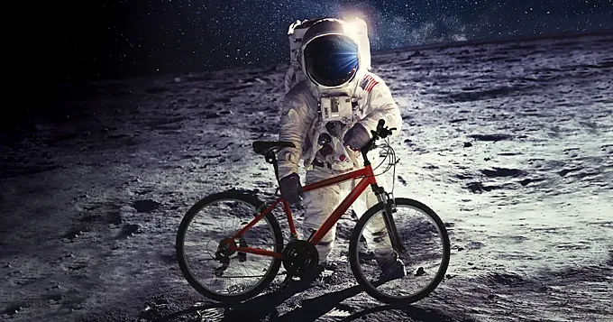 ¿Cuánto tiempo tardarías en llegar en bici hasta la Luna?