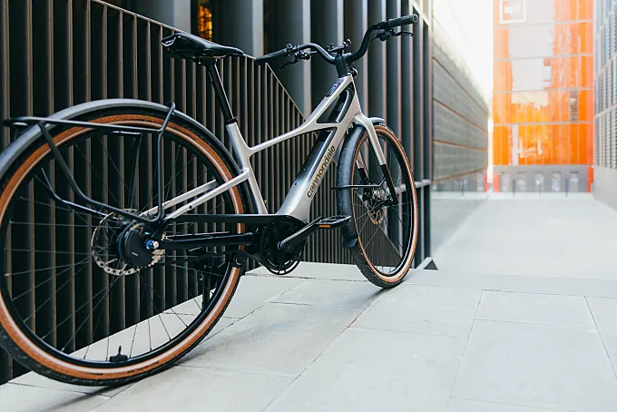 Cannondale FlyingV: una nueva e-bike urbana ligera, conectada y con aire 'retro'