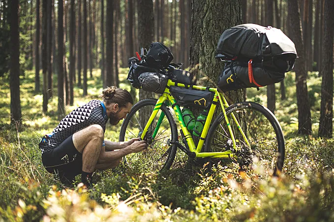 Bikepacking vs cicloturismo de alforjas, ¿qué elegir para un viaje en bicicleta?