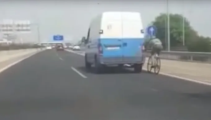 Graban a un ciclista agarrado a una furgoneta a 100 km/h