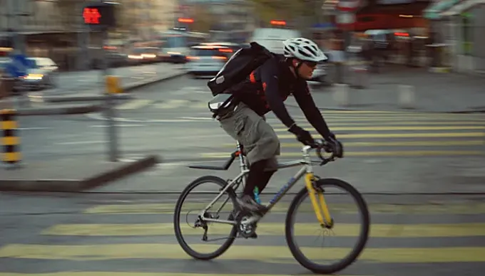 Las cinco cosas que no deben faltar en la mochila del ciclista urbano