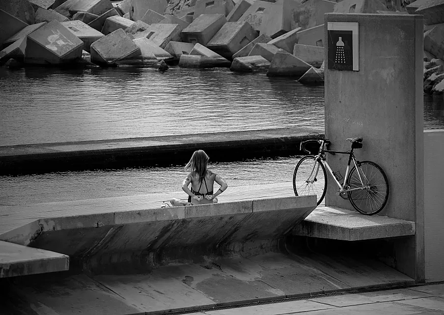 Mejor foto urbana 2023 'Chica con bici' (José Reyes)