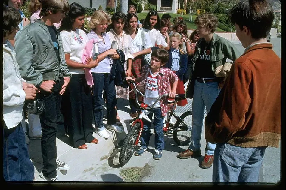 Elliot, junto a la bicicleta que se convirtió en un icono de la época.