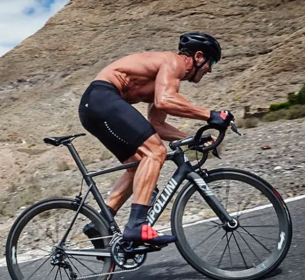 Mario Cipollini desnudo (foto: www.instagram.com/mario_cipollini/).