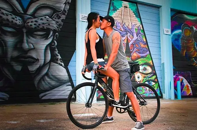 Un ciclista le propone matrimonio a su novia con una ruta dibujada en el mapa