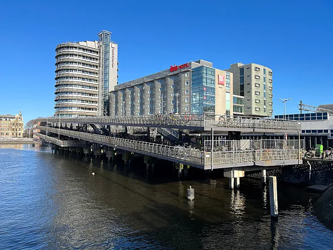Adiós definitivo al Fietsflat, el icónico aparcabicis junto a la la estación central de Ámsterdam