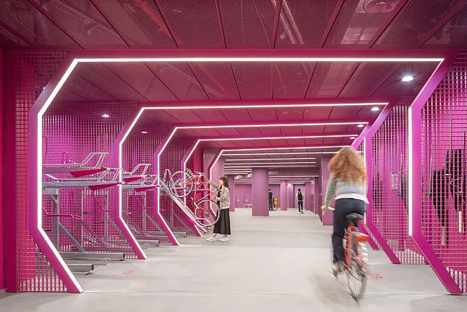 El túnel / parking ciclista y de color bajo Berlín