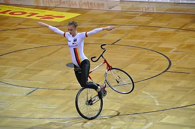 Ciclismo artístico, volar sobre ruedas