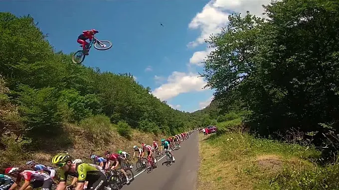 Los saltos sobre el pelotón del Tour: ¿Temeridad o espectáculo?