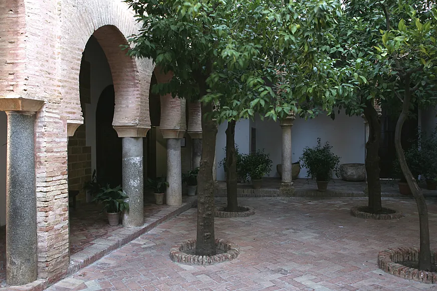 Patio de los naranjos en la Iglesia Prioral de Santa María en Carmona, Sevilla.