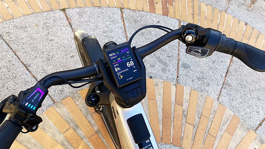 En el puesto de mando todo es facilidad de uso: display Bosch Kiox 500, mando LED Remote y el característico puño giratorio de Enviolo.