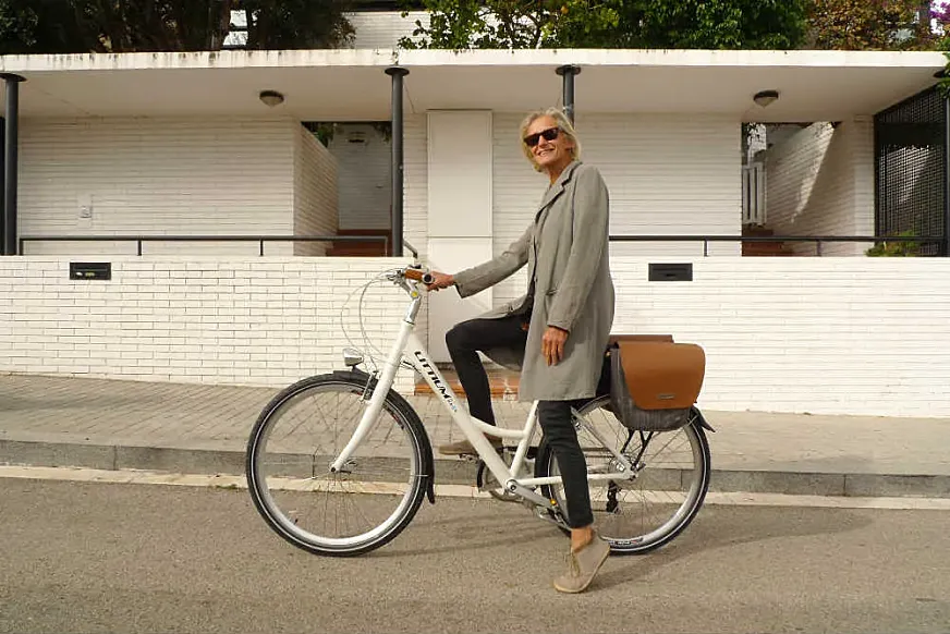 Nina Masó, sobre una bicicleta eléctrica Littium By KAOS Berlín.