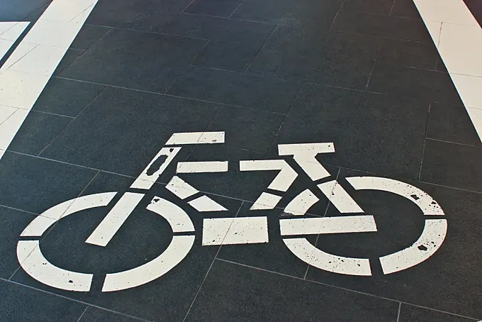 Biciactivistas de Dallas pintan su propio carril bici