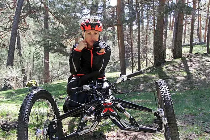 La atleta paralímpica Gema Hassen-Bey corona el Monte Abantos en handbike