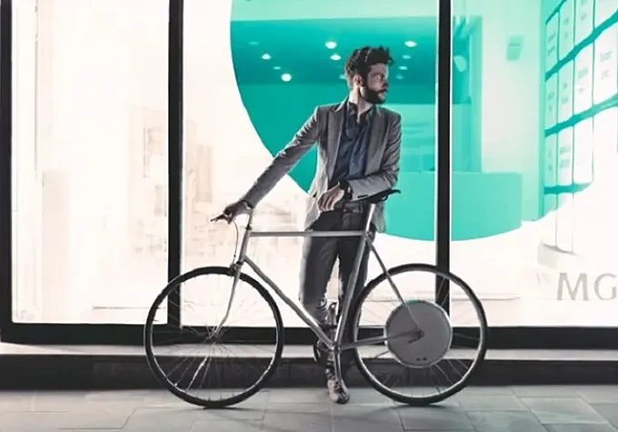 FlyKly Smart Wheel: la rueda que convierte en eléctrica tu bicicleta