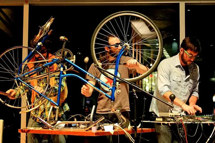 La banda de Chicago Schwinntonation.