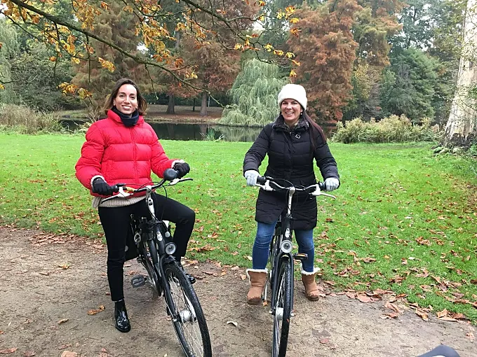 "Cuando haces turismo en bici, la ciudad se mete en ti" (Ana Castán, Ámsterdam en Bicicleta)