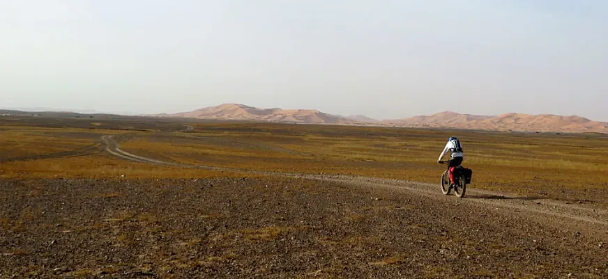 Espaibici: en el Erg Chebbi, Marruecos.