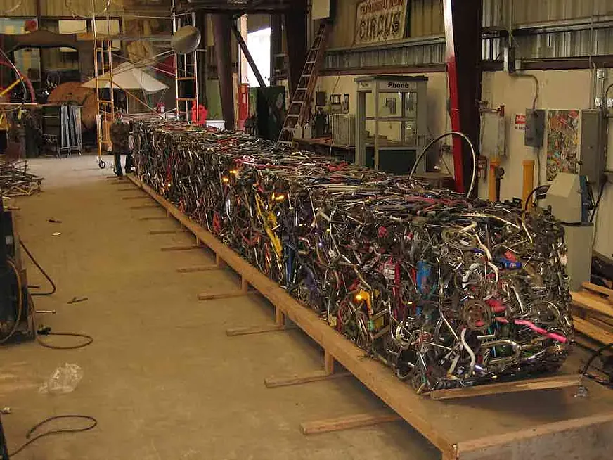 La escultura, durante el proceso de ensamblaje de las bicicletas.