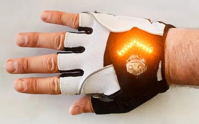 Zackees Turn Signal Gloves: los guantes-intermitente