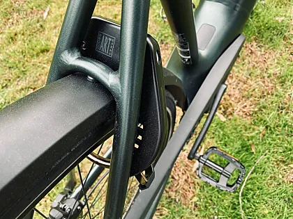 La rueda trasera puede bloquearse con un candado de cepo que evita "perder" la bici en un despiste.