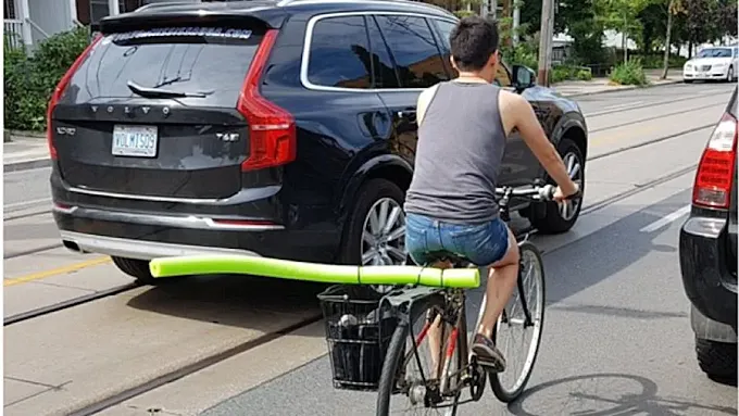 Los ciclistas de Toronto usan churros de natación para marcar la distancia de seguridad