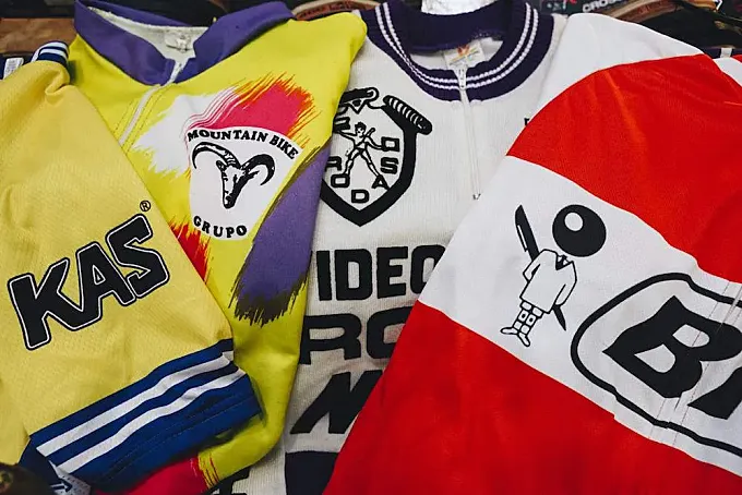 “Algunos maillots ciclistas son auténticas obras de arte” (Chris Sidwells)