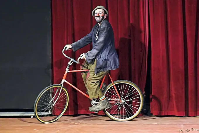El clown y ‘La bicicleta’: Arturello di Pópolo