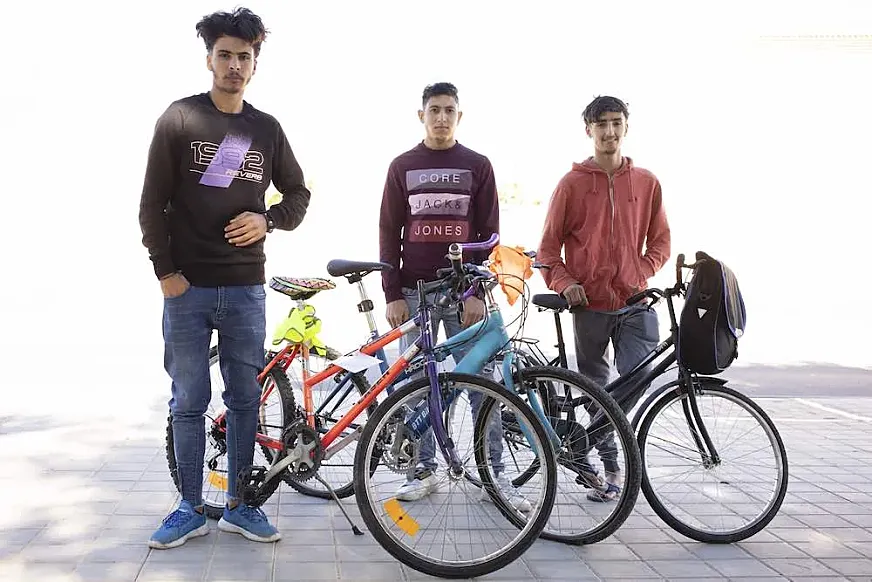 Ahmed y sus amigos posan junto a sus bicicletas (foto: Lino Escurís).