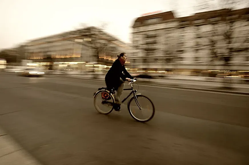 Una ciclista en Berlín (Foto: Nikos Koutoulas, Flickr).