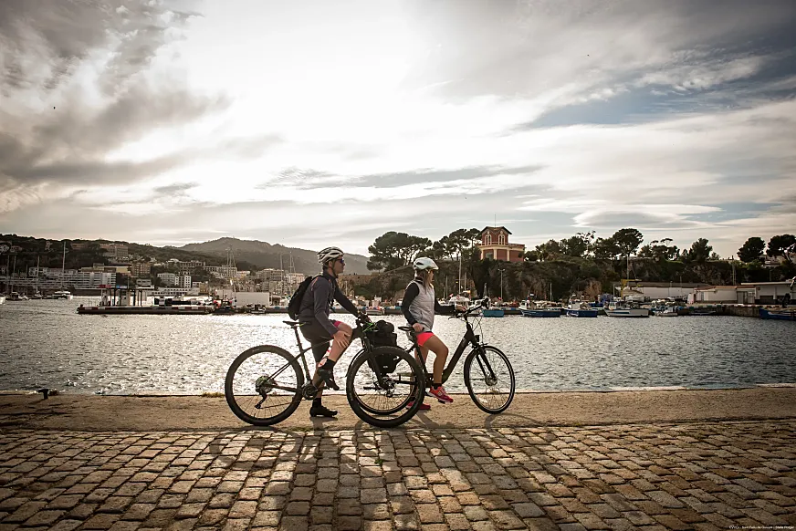 Sant-Feliu-de-Guixols, en plena Costa Brava, es un lugar mágico en el Bajo Ampurdán.