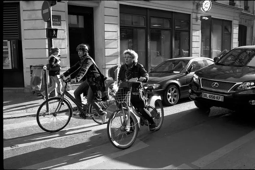 Ciclistas en París (foto: Juozas Šalna).