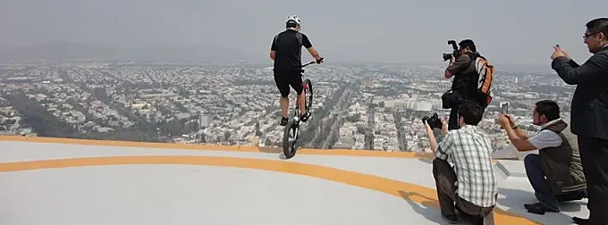 Nuevo récord Guiness: 41 pisos en bicicleta