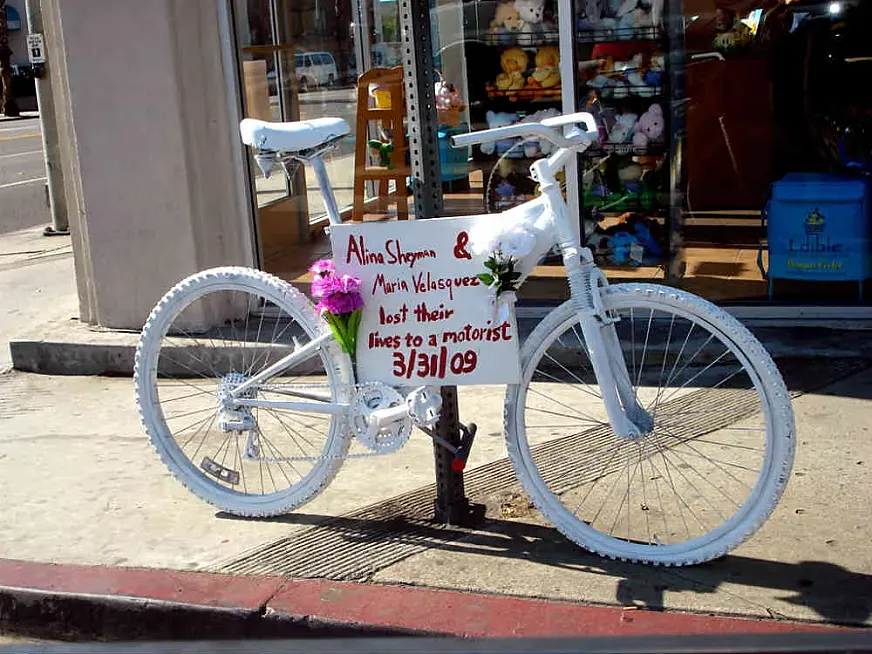 Ghost Bike en Los Angeles (foto: Lord Jim)